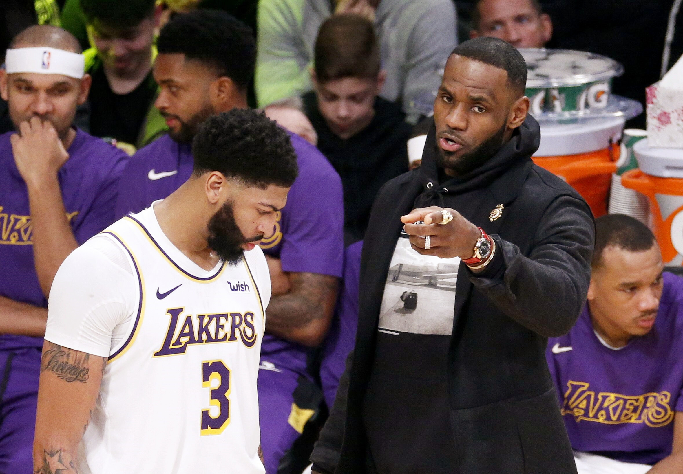 哈登重返赛场，重返赛场首场状态出色，湖人观众沸腾！比赛高潮迭起的简单介绍